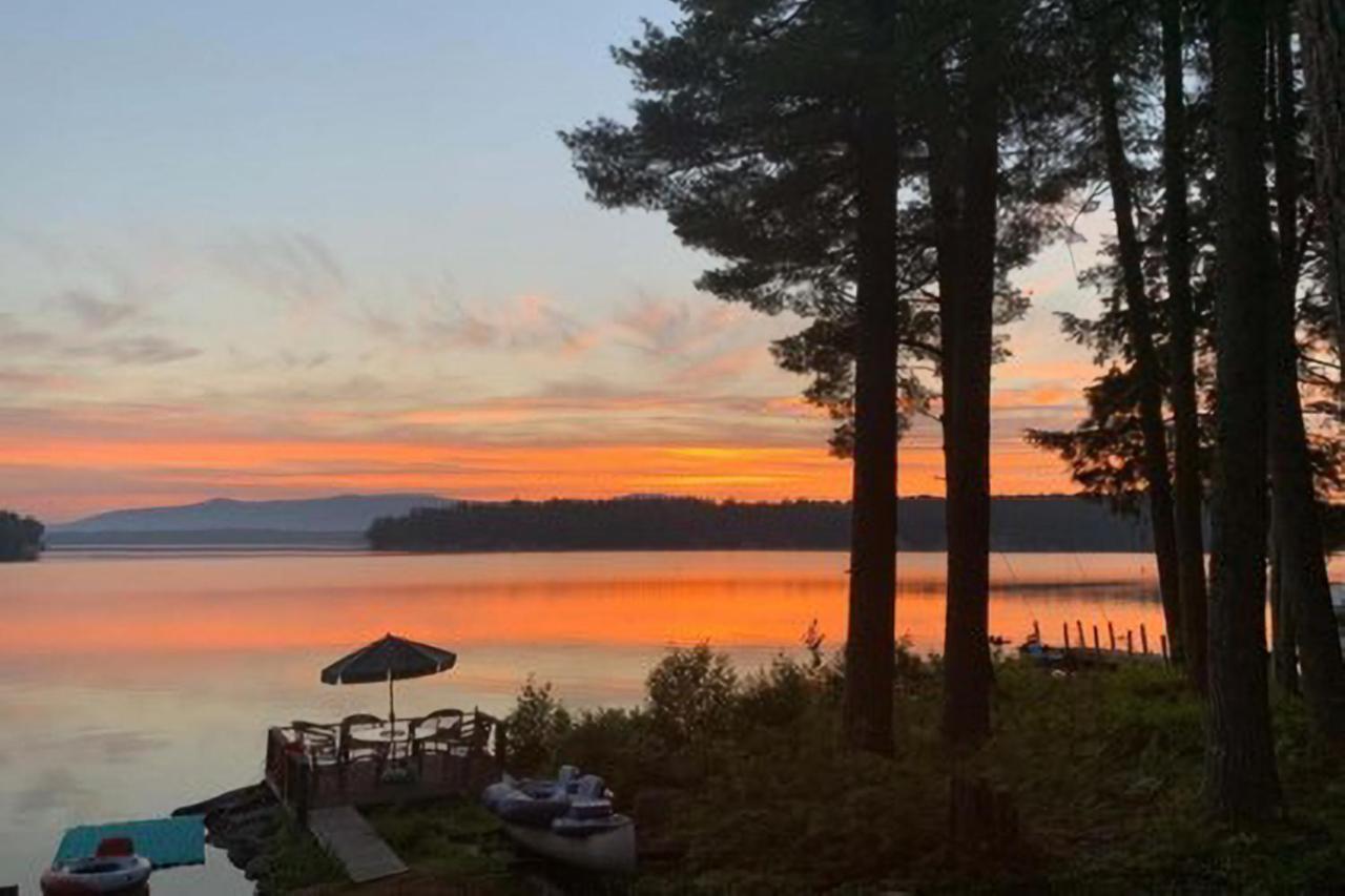 Meredith Lakefront Lodge On Lake Winnipesaukee Bagian luar foto